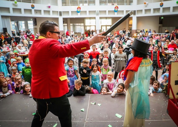 Kinderkarneval in Dortmund – Zauberer Salasa begeistert junge Zuschauer auf der Bühne